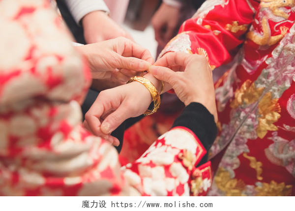 作为在中国的婚礼祝福金手镯
